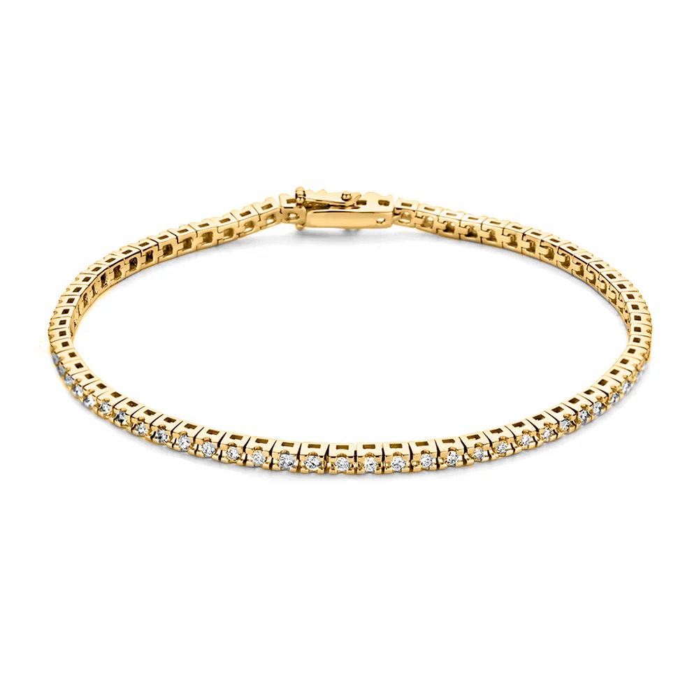 Ontdek de schitterende Chloe collectie, stralend van de diamanten. Chloe is een serie tennisarmbanden en -colliers, een van de meest stijlvolle en tijdloze luxe juwelen. De diamanten in de Chloe tennisarmband lopen rondom door en zijn gezet in stevige zetkastjes. De armband valt soepel om de pols en is dankzij de hoge kwaliteit een sieraad om vaak te dragen. Kies zelf de gewenste steengrootte van jouw diamanten. De stijlvolle Chloe armband is in verschillende maten beschikbaar.

De Chloe tennisarmband is gemaakt van 18 karaat gerecycled goud en heeft een stevige en perfect weggewerkte sluiting, waardoor je de armband veilig kunt dragen.